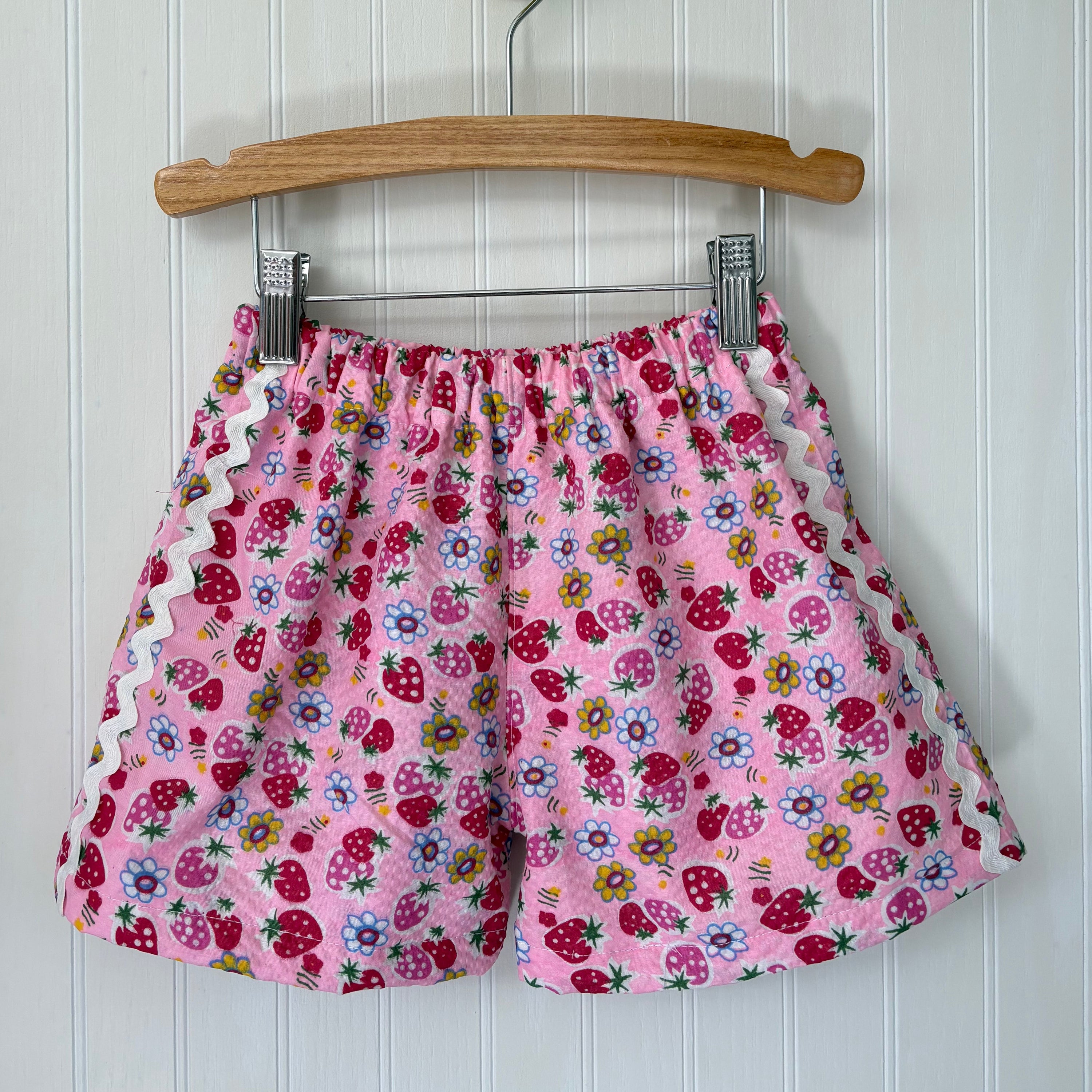 Strawberry ric rac shorts - 4Y