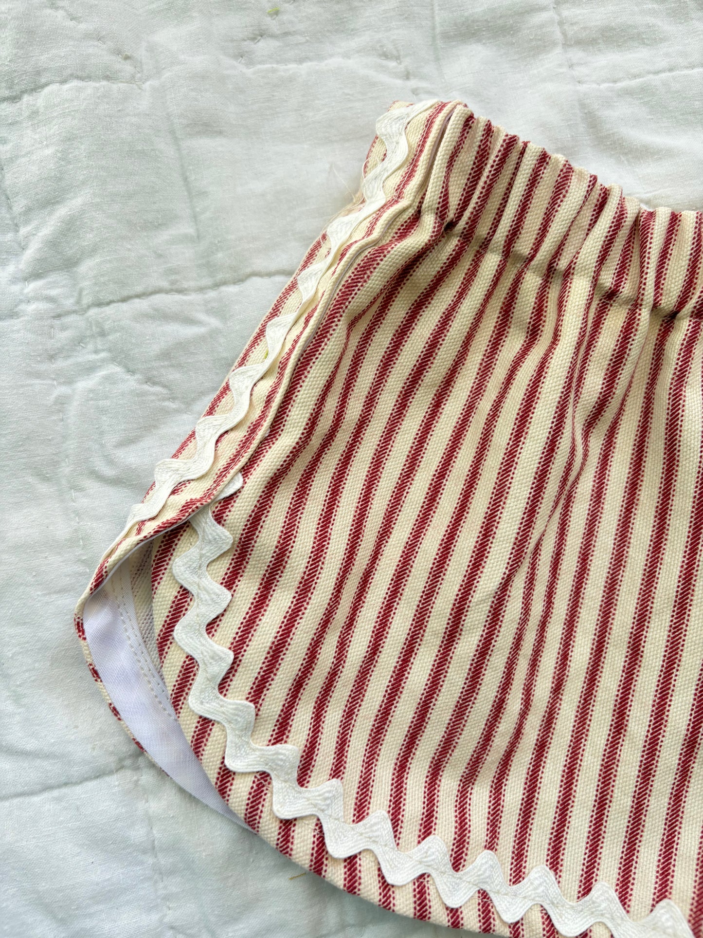 Red stripe track shorts - 3T