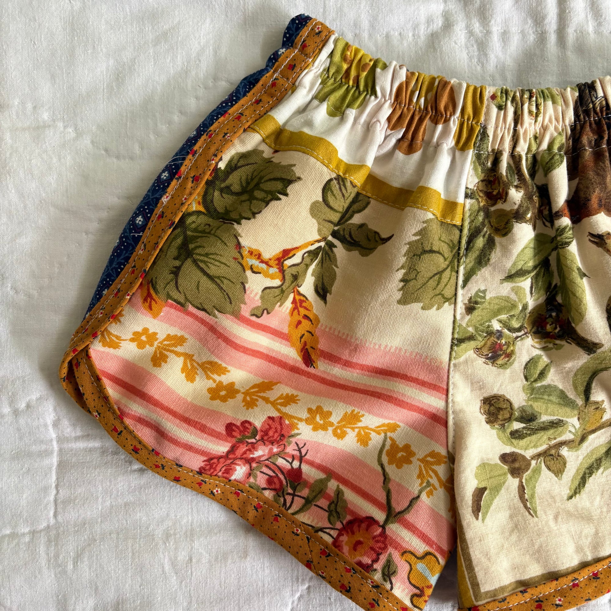 Wildlife track shorts - 3T