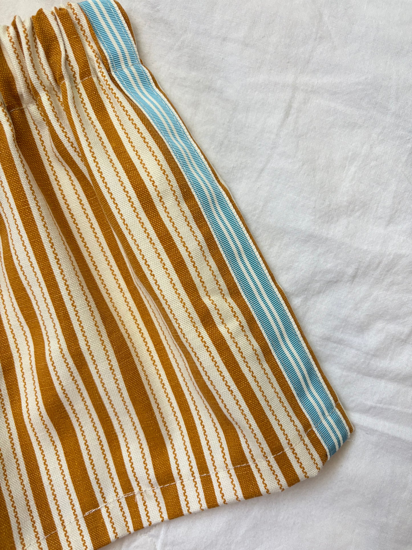 Golden stripe track shorts - 2T